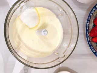 3、水果三明治,淡奶油加糖打发