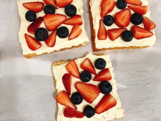 7、水果三明治,再铺上水果