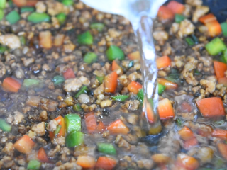 11、土豆这样做造型艳丽,超级下饭,健脾又开胃,炒匀后倒入1g盐、少许清水，大火煮沸