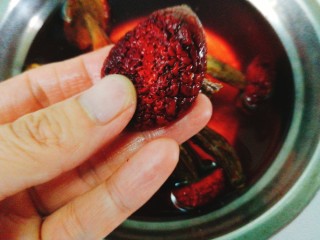 8、辅食计划+乳鸽红菇汤,泡发好的红菇去头