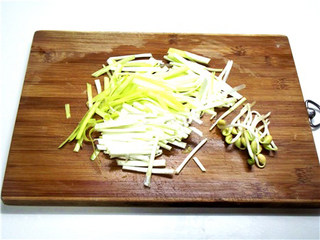 2、粤式干炒牛河,韭黄切除底部较老的根，其它切成段，黄豆芽切除根备用。