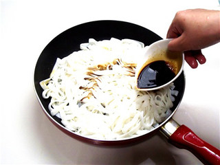 5、粤式干炒牛河,炒锅洗净，烧热1大匙油，放入河粉，加入所有调味料，翻炒至均匀上色。