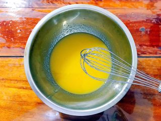 3、又香又酥的黑芝麻杂果干桃酥,用蛋抽将玉米油，鸡蛋液，细砂糖混合搅拌均匀，至细砂糖融化！