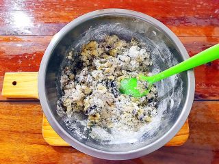 8、又香又酥的黑芝麻杂果干桃酥,用硅胶刮刀切拌一下，至无干粉！