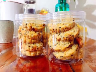 16、又香又酥的黑芝麻杂果干桃酥,好了，装罐，芽芽又要送人去了！