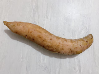 2、红豆小米粥,以及提前整好的一份红薯（虽然形状有点难以描述哈哈哈哈）