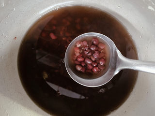 3、红豆小米粥,将红豆洗净泡发5分钟后，加2碗清水入锅中，中小火煮至红小豆成熟呈现略微“开花”的状态