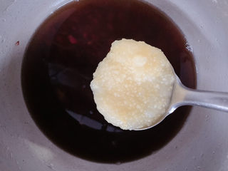 4、红豆小米粥,小米也是同样提前洗净，煮至成熟后，混入红豆汤中。