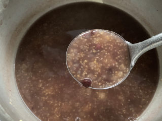 5、红豆小米粥,煮至半粘稠状态后