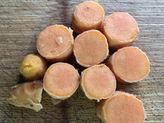 6、红豆小米粥,加入蒸熟切好的红薯段。