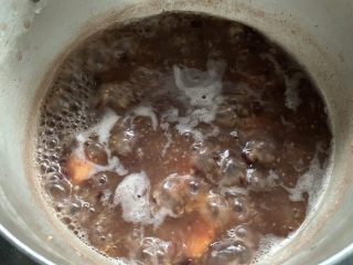 7、红豆小米粥,转大火沸腾1分钟左右，边煮边搅拌，使得米汤变得浓稠