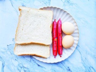 1、孜然火腿吐司丁,准备好所有食材。