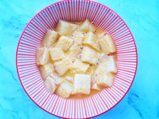 6、孜然火腿吐司丁,吐司裹满蛋液。