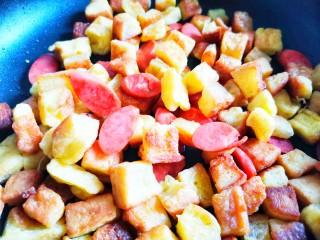 10、孜然火腿吐司丁,加入吐司丁。