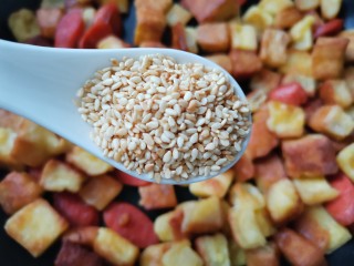 11、孜然火腿吐司丁,加1勺白芝麻。