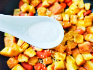 13、孜然火腿吐司丁,1小勺盐。