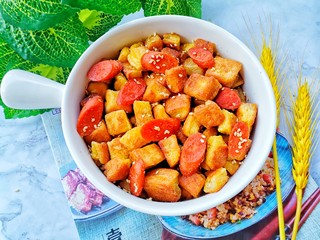 14、孜然火腿吐司丁,翻炒均匀即可。