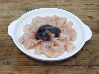 2、鸡米花,加入生抽，花椒水，蚝油，带一次性手套将其抓匀