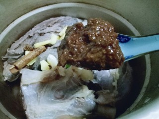 5、#食二星座#酱牛腱,加入豆瓣酱。