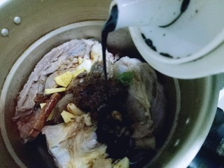 8、#食二星座#酱牛腱,再加入老抽。