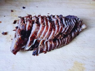 15、#食二星座#酱牛腱,切牛腱子:一定要等做熟的牛腱子彻底冷后再切，否则容易碎。(凉后可以放入冰箱冷藏2小时再取出来切)