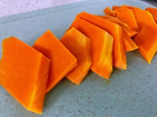 1、平底锅高钙小馒头,南瓜去皮,去瓤全部掏干净,切成薄片。