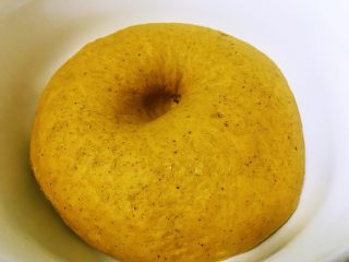 6、平底锅高钙小馒头,放在盆里,盖上盖子或覆上保鲜膜,静置发酵至原来的两倍大时,发酵完成。