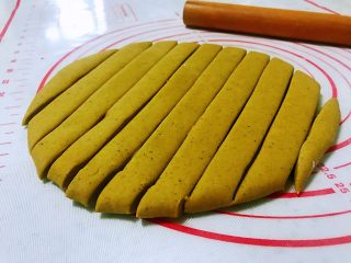 7、平底锅高钙小馒头,拿出来在案板上揉两分钟排气,用擀面杖擀成厚点的片,不要擀太薄了,用刀把擀好的面片切成宽窄一样的长条。