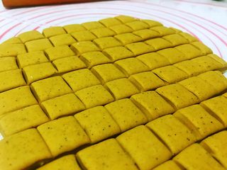 8、平底锅高钙小馒头,再切成小方块,保持大小一样,成品得成正方形,要不会影响美观。