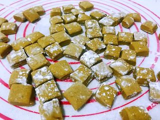 9、平底锅高钙小馒头,全部切好后撒点面粉在上面,适当的翻下面,以防粘连,连在一起就不好了。