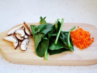 2、鸡蓉虾仁香菇粥,将香菇切片、菠菜切段、胡萝卜切成碎末备用。