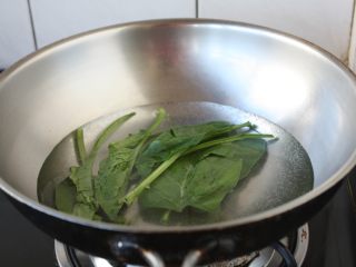 3、鸡蓉虾仁香菇粥,菠菜焯水，沥干水分。