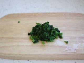 4、鸡蓉虾仁香菇粥,将沥干水分的菠菜切成碎末备用。