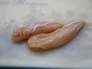 6、鸡蓉虾仁香菇粥,将小鸡胸肉清洗干净，切成碎末。