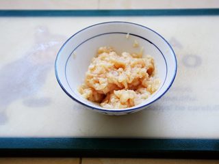 7、鸡蓉虾仁香菇粥,将鸡肉碎放入餐具里，放入少许的白胡椒粉、少许的料酒、少许的淀粉，2分之1小勺的香油，将其抓匀备用。
