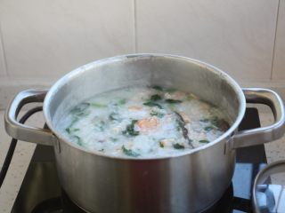 11、鸡蓉虾仁香菇粥,将所有食材煮开后关火。