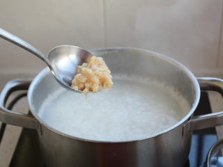 9、鸡蓉虾仁香菇粥,放入鸡肉碎，将鸡肉碎搅打开，米粥煮开即可。