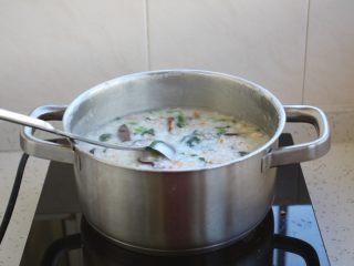 12、鸡蓉虾仁香菇粥,放入适量的盐调味即可。