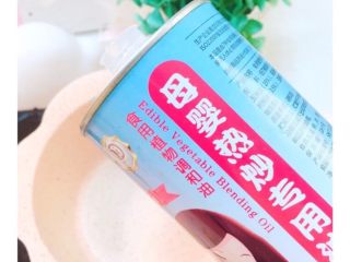 4、8+，补钙鲜虾蔬菜粥,锅里倒入油