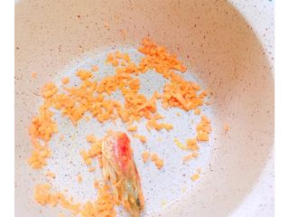 5、8+，补钙鲜虾蔬菜粥,虾头，胡萝卜一起翻炒
