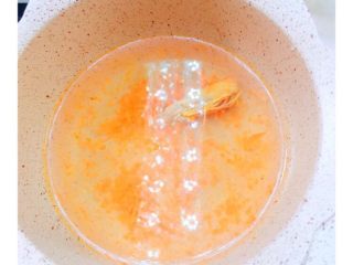 6、8+，补钙鲜虾蔬菜粥,虾头炒至变色倒入清水