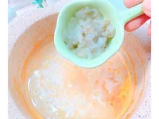 8、8+，补钙鲜虾蔬菜粥,倒入虾仁煮至汤汁粘稠
