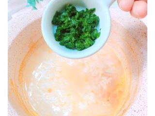9、8+，补钙鲜虾蔬菜粥,再倒入小白菜煮三分钟