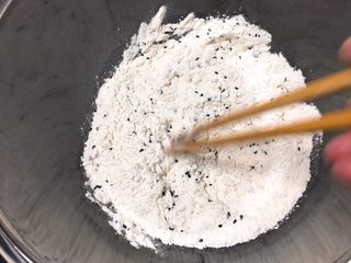 2、松软芝麻包,用筷子搅拌均匀。