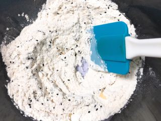 4、松软芝麻包,翻拌一下。