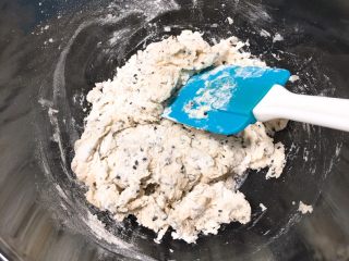 6、松软芝麻包,翻拌至结团，用手揉均匀。