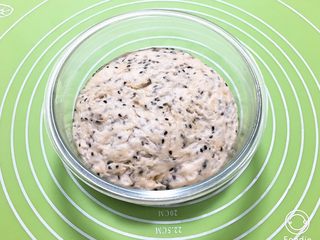 8、松软芝麻包,第二天早上拿出，回温25分钟。