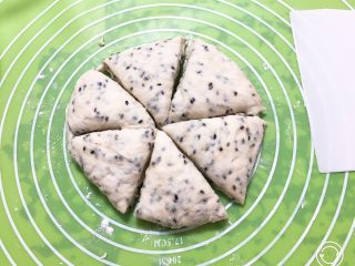 9、松软芝麻包,擀成圆饼，分成六份。