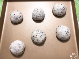 11、松软芝麻包,移入金盘。