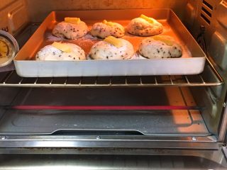 14、松软芝麻包,烤箱预热至180度，烤制20分钟。